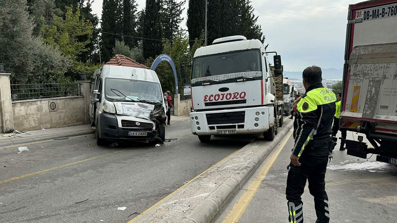 Öğrenci servisi kazaya karıştı: 22 yaralı