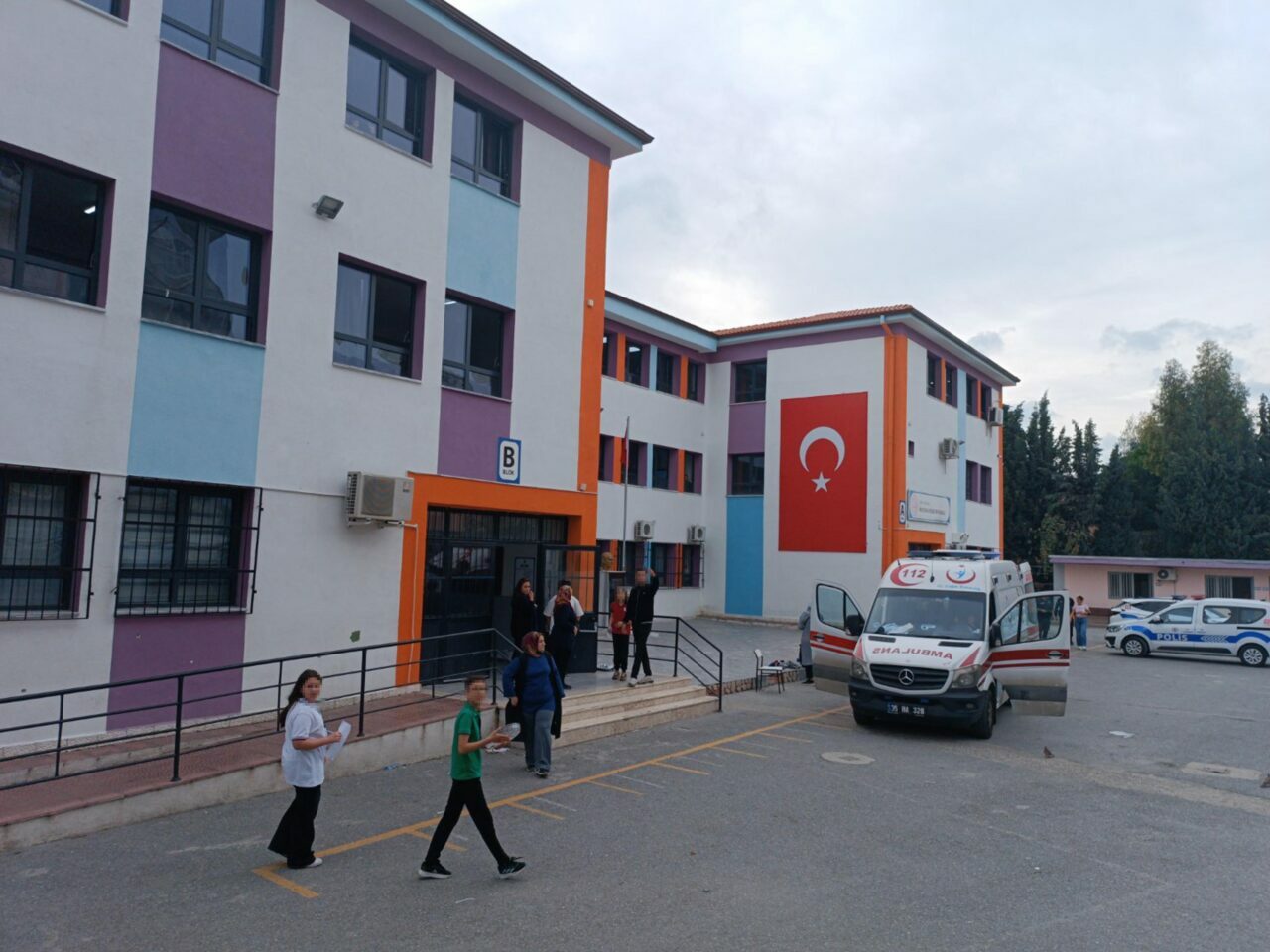 Okulda panik! 15 öğrenci… Okulda panik! 15 öğrenci…