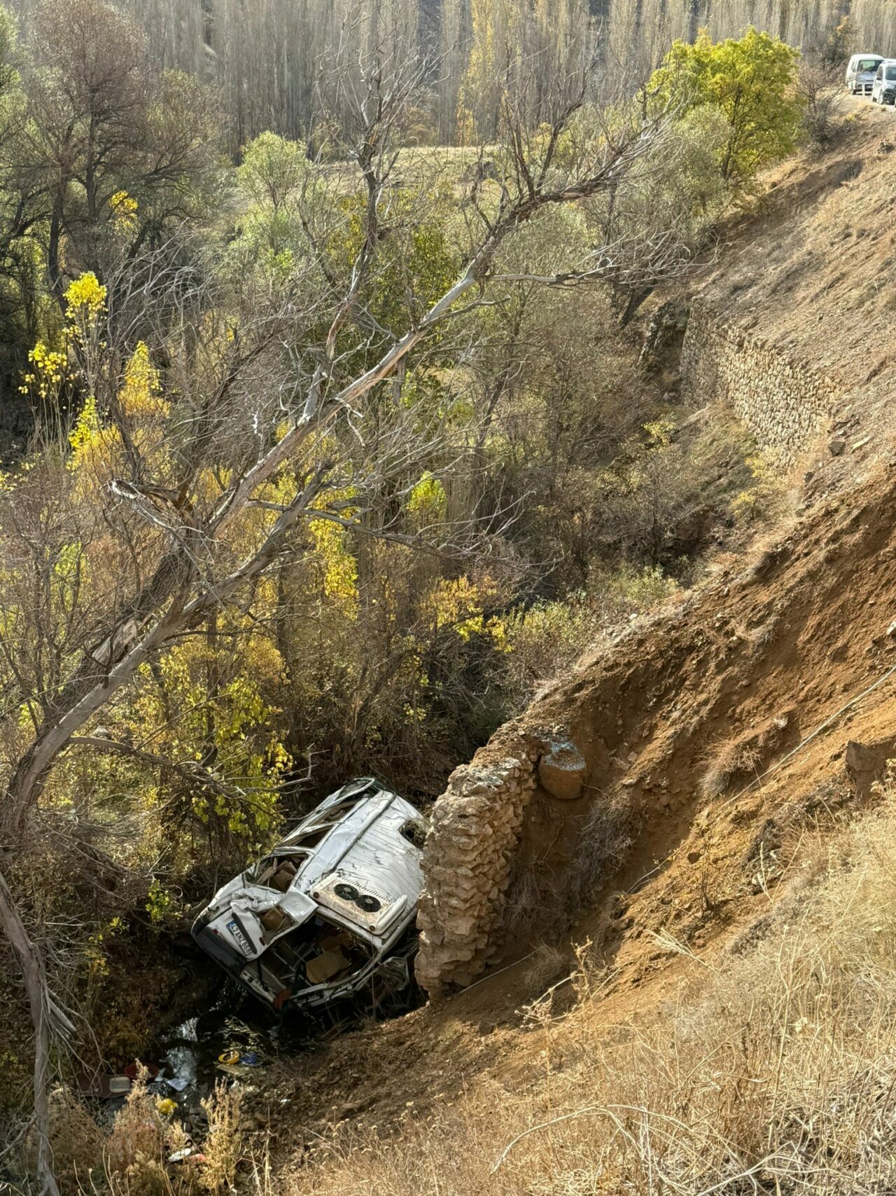 Öğrenci servisi uçuruma yuvarlandı: 14 yaralı Öğrenci servisi uçuruma yuvarlandı: 14 yaralı