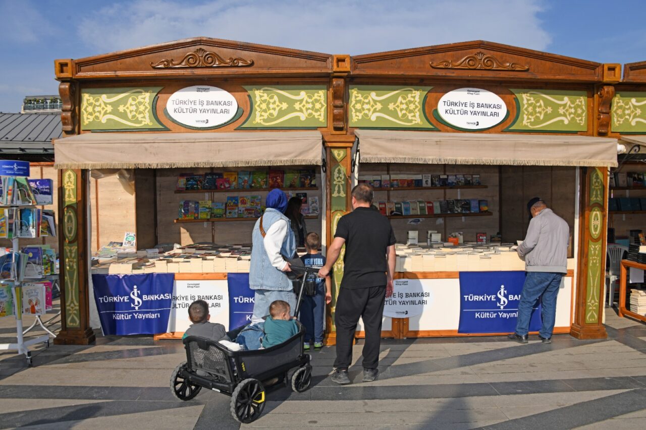 Osmangazi Kitap Fuarı’na edebiyat severlerden yoğun ilgi Osmangazi Kitap Fuarı’na edebiyat severlerden yoğun ilgi