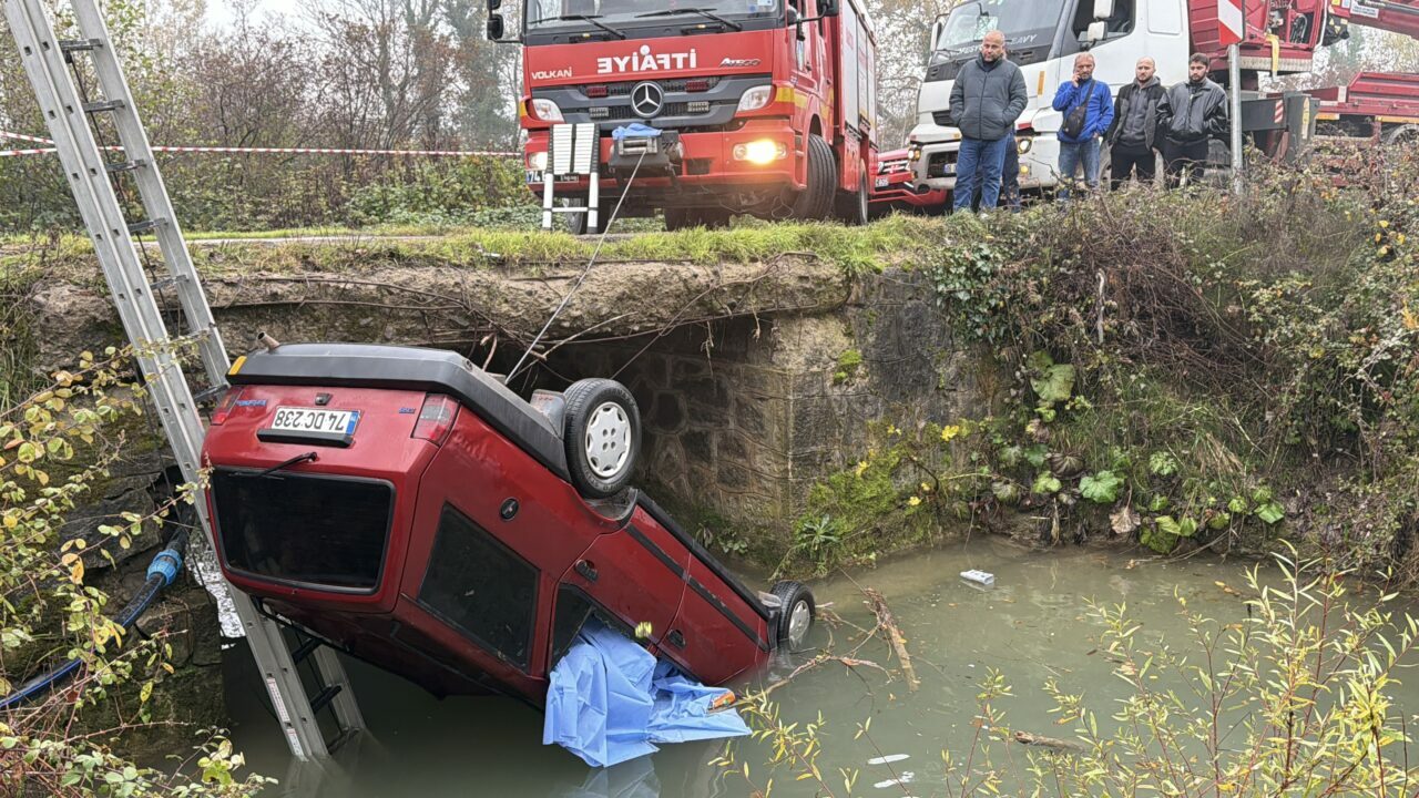Otomobil dereye uçtu: 2 ölü, 1 yaralı