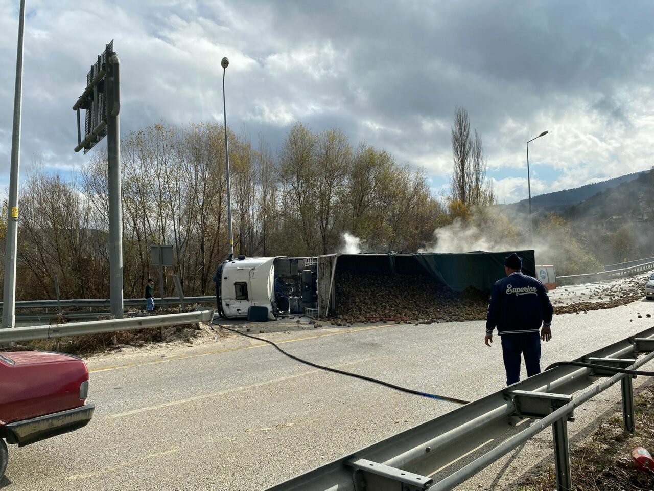 Pancar yüklü TIR devrildi