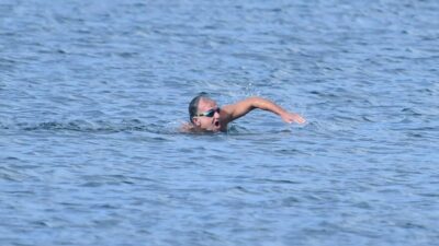 Papa’yı beklerken göle girdi