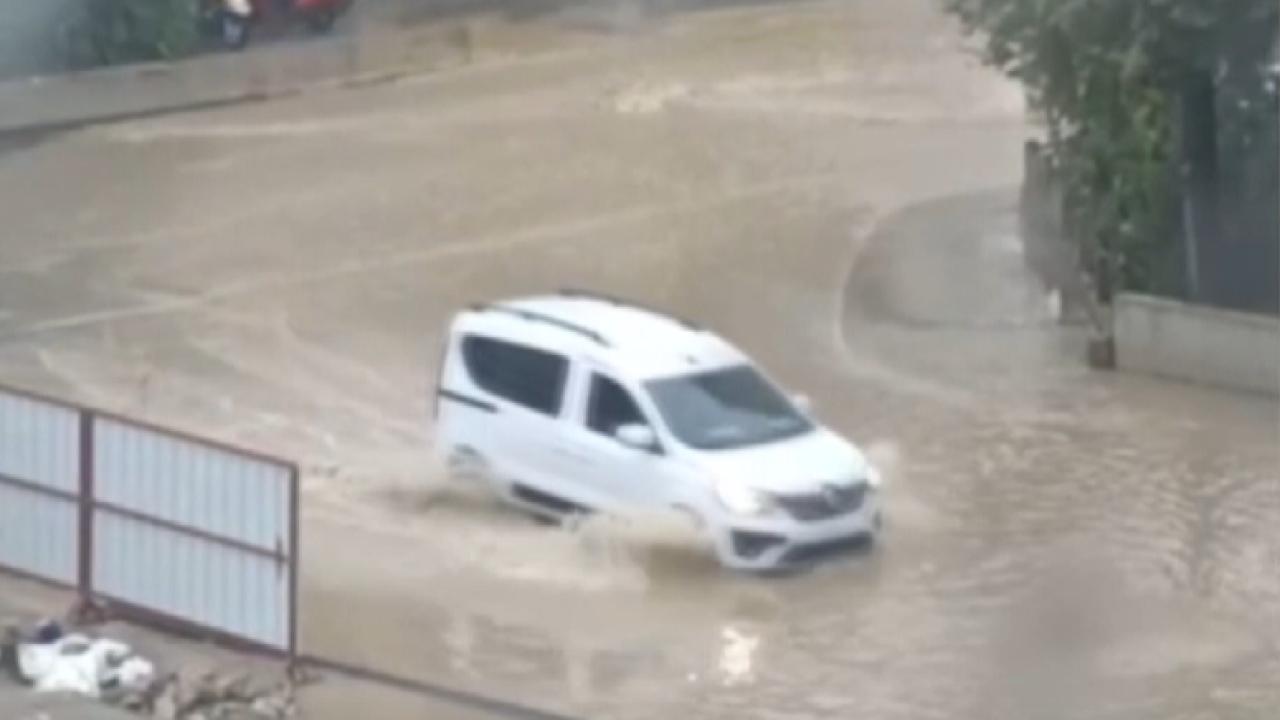 İzmir’i sağanak vurdu İzmir’i sağanak vurdu