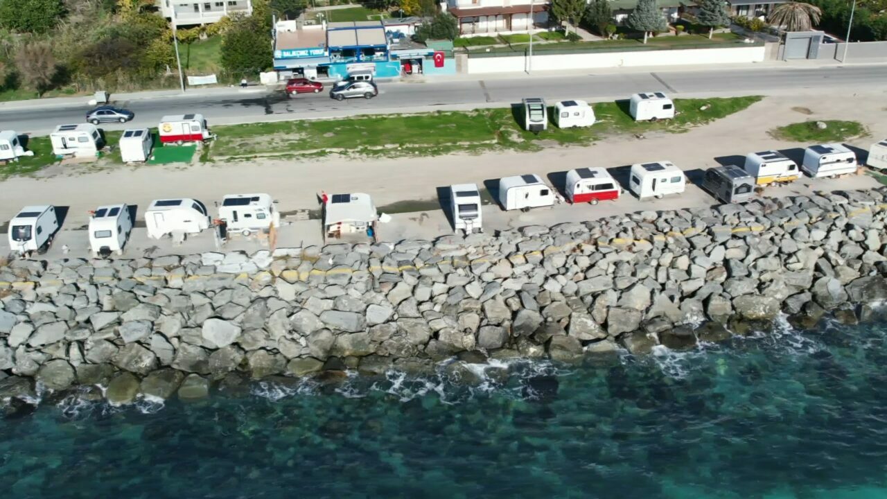 Sahil şeridi karavan parkına döndü! Mahalleli tepkili