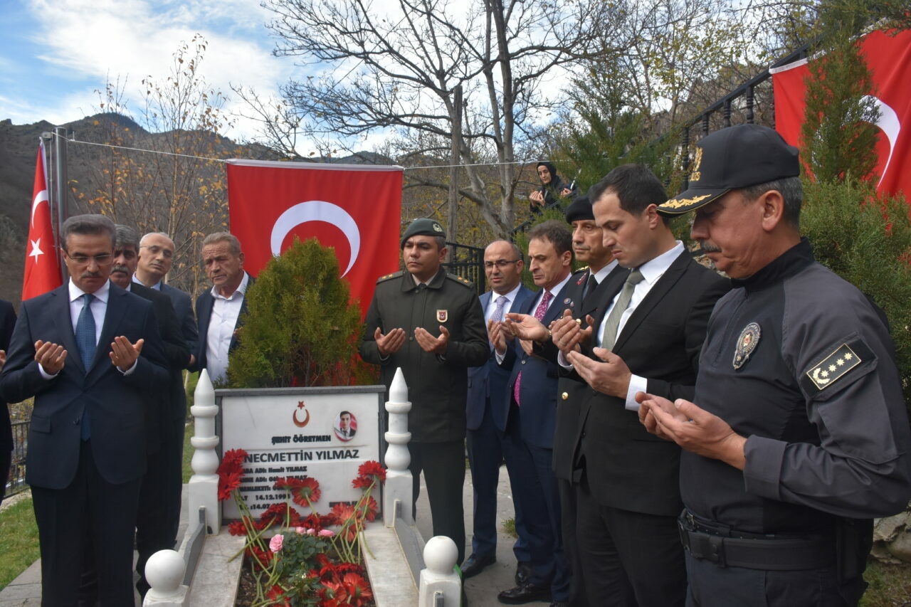 Şehit öğretmen Necmettin Yılmaz kabri başında anıldı