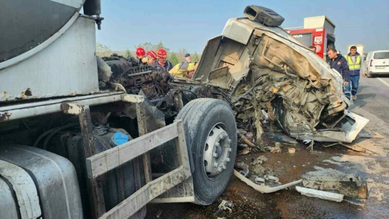 Bursa’da korkunç kaza Bursa’da aynı istikamette seyreden TIR'a arkadan çarpan süt tankerinin sürücüsü,
