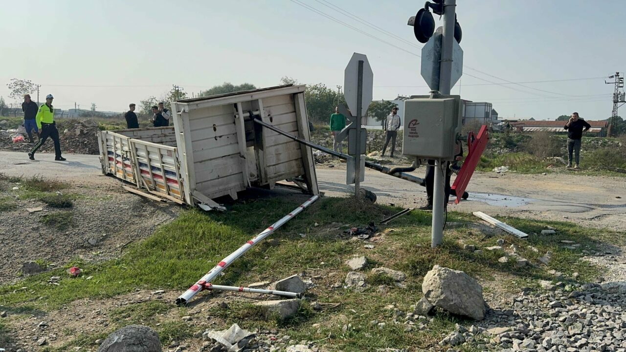 Trenin çarptığı kamyonet ikiye bölündü Trenin çarptığı kamyonet ikiye bölündü