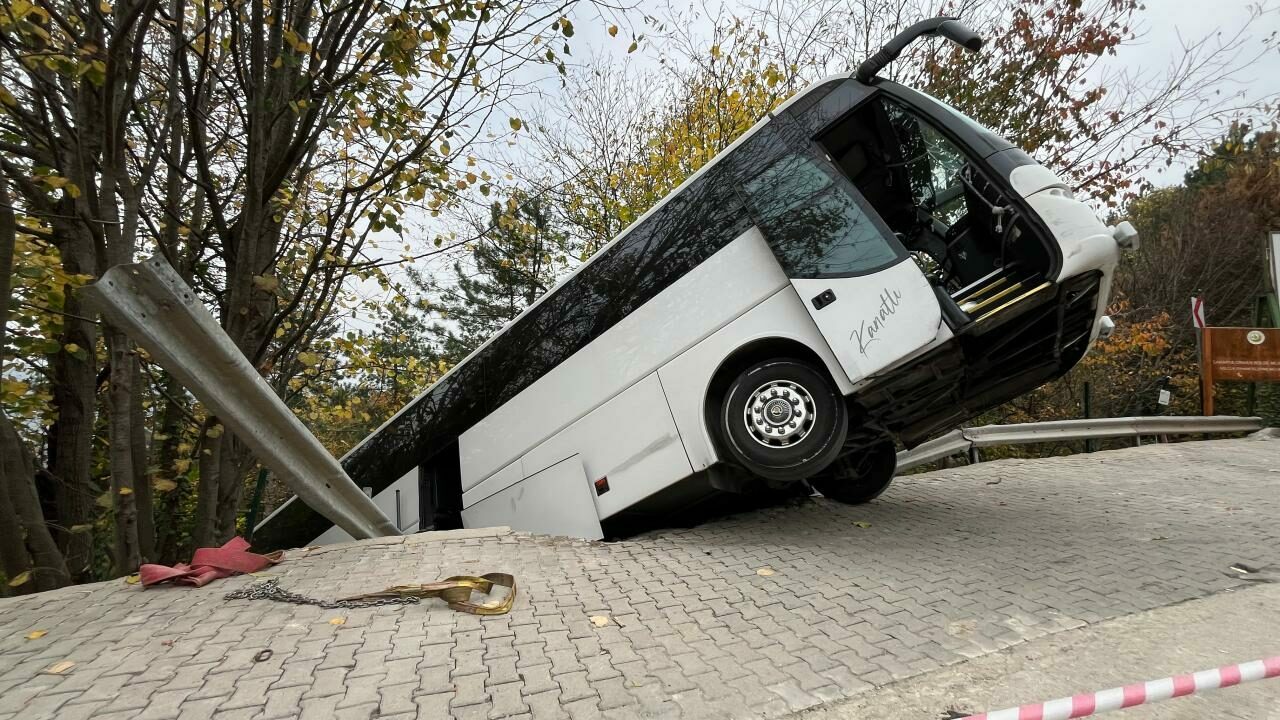 Tur otobüsü şarampole düştü
