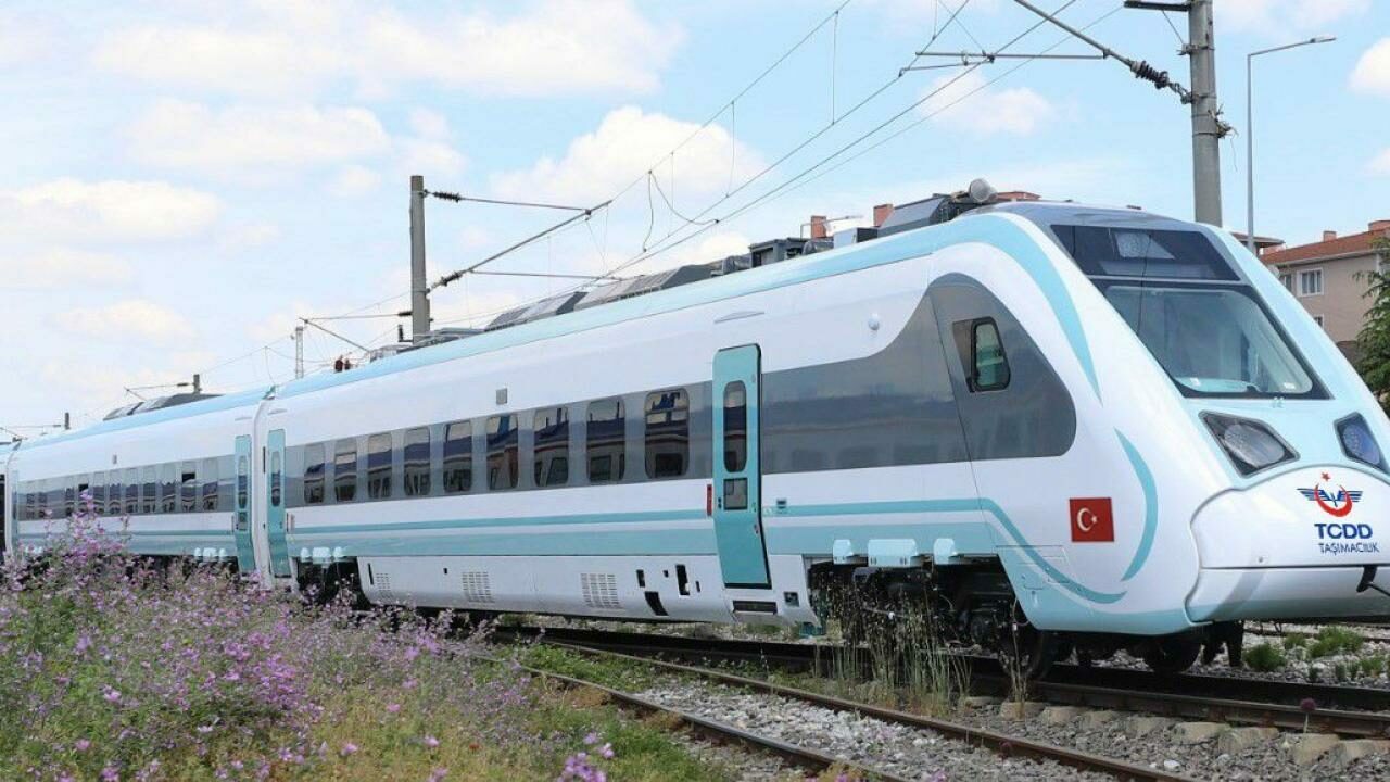 Türkiye’nin ilk milli hızlı treni raylara iniyor Türkiye’nin ilk milli hızlı treni raylara iniyor