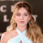 Işıltılı ve dekolteli seçimiyle adından söz ettirdi…