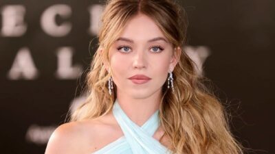 Işıltılı ve dekolteli seçimiyle adından söz ettirdi…