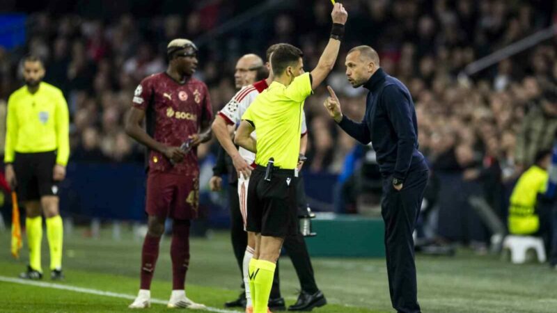 Galatasaray yenilgisi sonrası Ajax’tan Heitinga kararı Hollanda Birinci Futbol Ligi (Eredivisie) ekibi Ajax'ta teknik direktör John