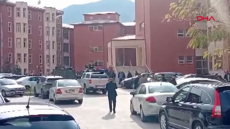 Üniversitede rehine krizi! Okulun çevresi kapatıldı, polis olay yerinde Üniversitede rehine krizi! Okulun çevresi kapatıldı, polis olay yerinde