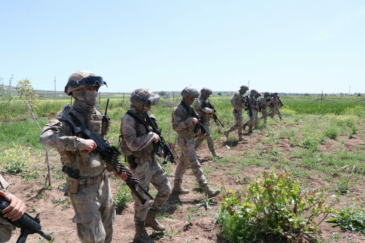 Uyuşturucu ve kaçakçılık operasyonları; 9 gözaltı