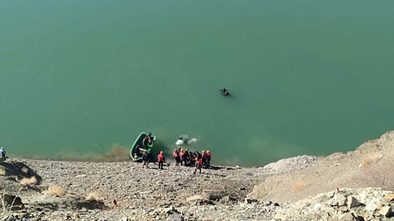 Van'da bir otomobil Zernek Baraj Gölü'ne yuvarlandı. Araçtaki 3 kişiden