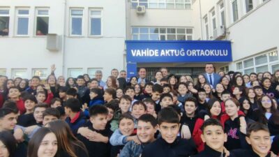 Bursa’da unutulmaz veda: 44 yıllık eğitimci Rafet Yılmaz’a öğrencilerinden koridor töreni