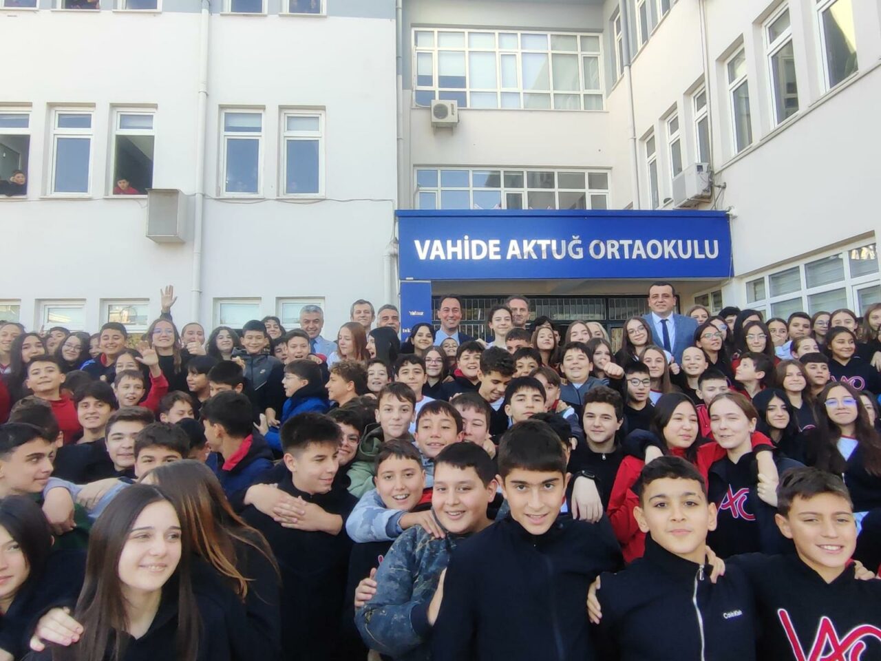 Bursa’da unutulmaz veda: 44 yıllık eğitimci Rafet Yılmaz’a öğrencilerinden koridor töreni