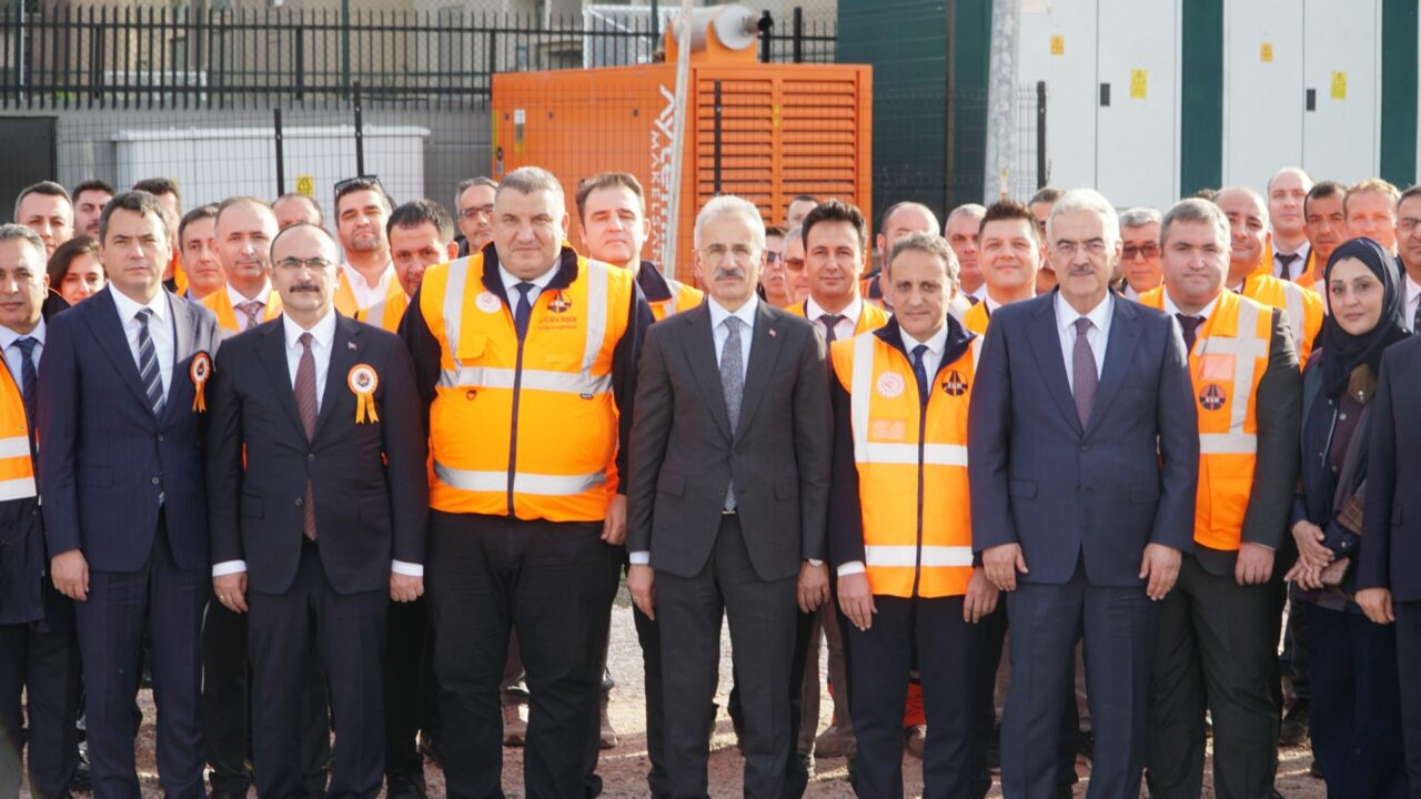 Bursa’ya yeni bağlantı yolu! Bakan Uraloğlu temeli attı… Bursa’ya yeni bağlantı yolu! Bakan Uraloğlu temeli attı…