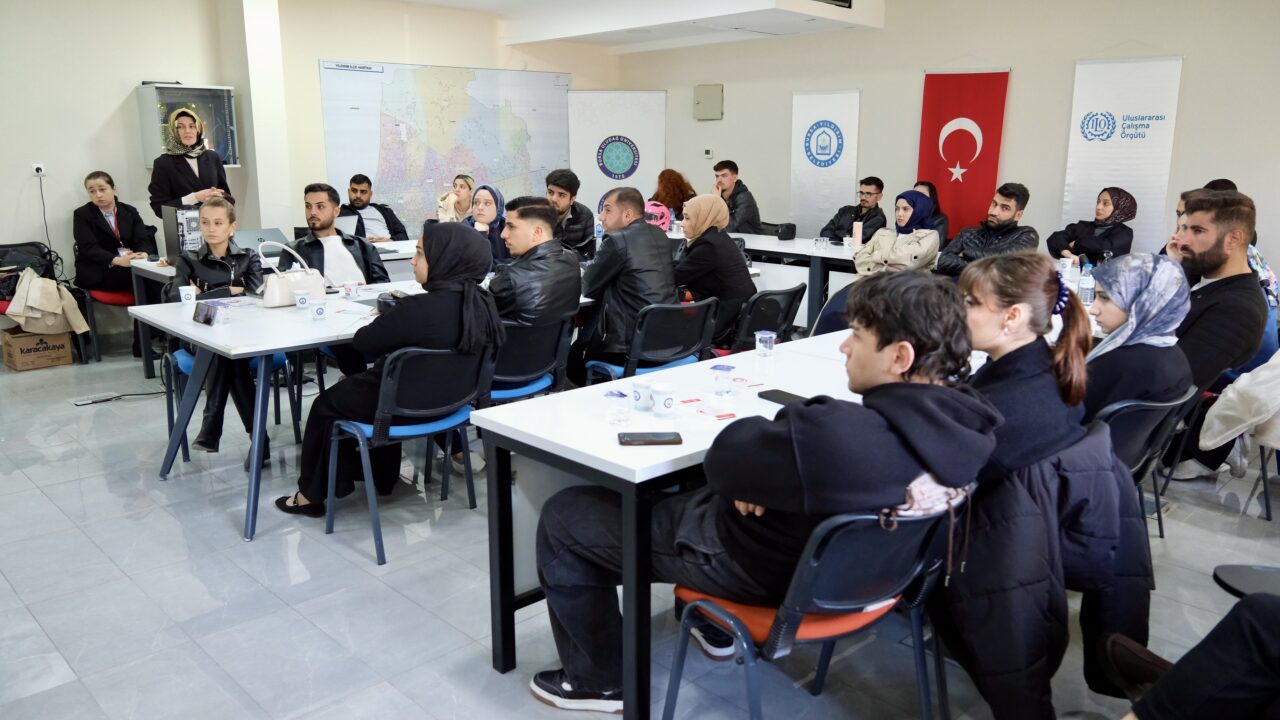 Bursa Yıldırım’da kadına yönelik şiddetle mücadele eğitimi Bursa Yıldırım’da kadına yönelik şiddetle mücadele eğitimi