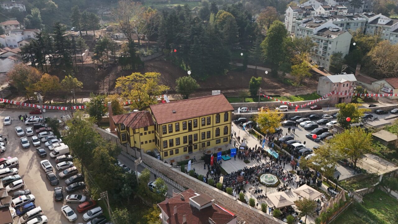 Bursa’da protokolü buluşturan açılış: Yeni sanat merkezi kapılarını açtı Bursa’da protokolü buluşturan açılış: Yeni sanat merkezi kapılarını açtı