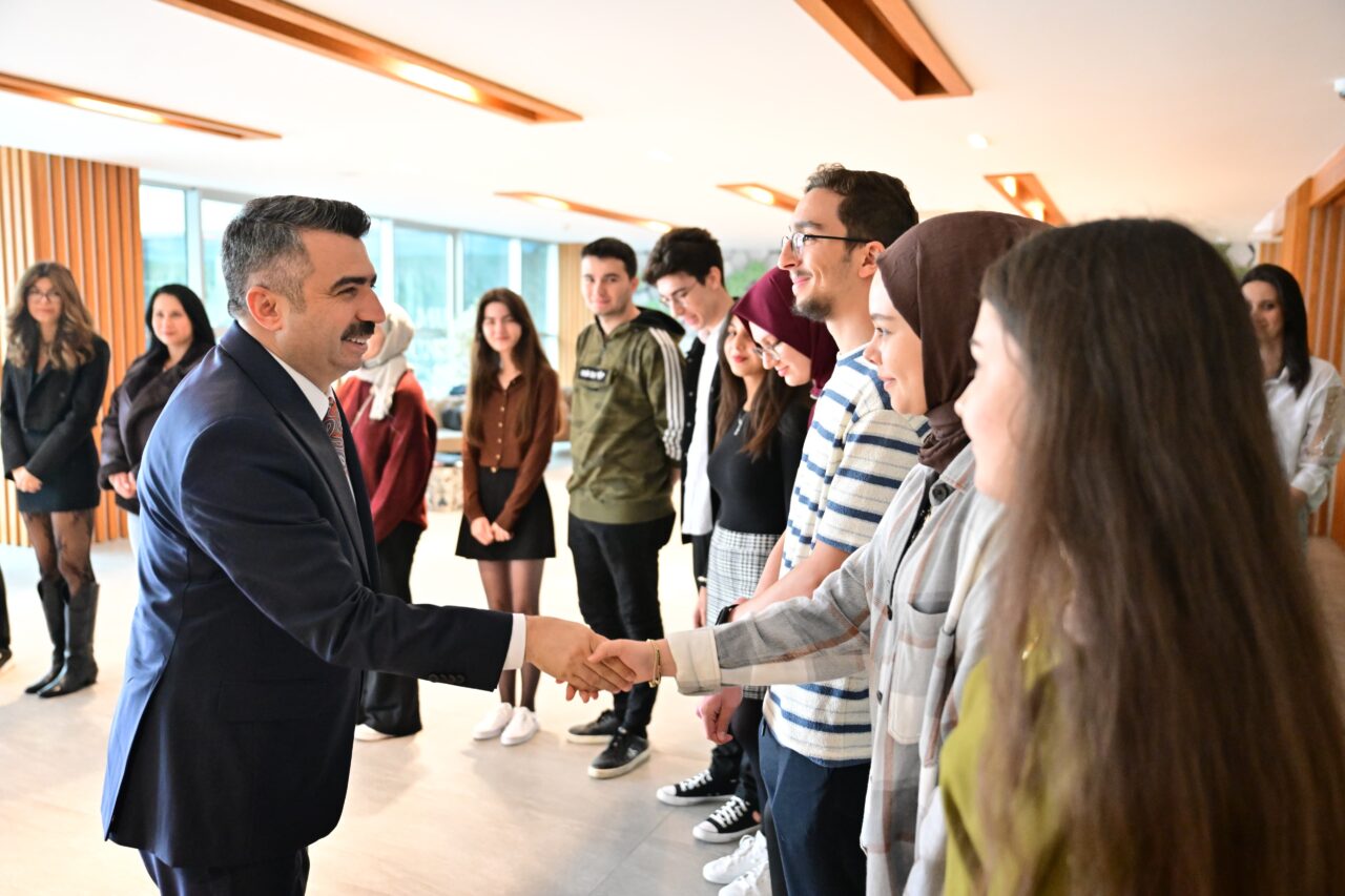 Başkan Yılmaz, Mudanya Üniversitesi’nde gençlerle buluştu Başkan Yılmaz, Mudanya Üniversitesi’nde gençlerle buluştu