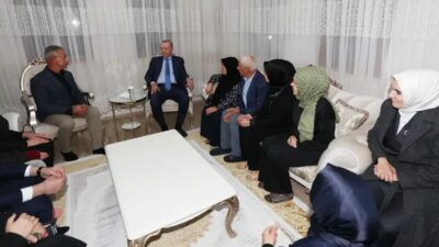 Cumhurbaşkanı Erdoğan’dan depremzede aileye ziyaret