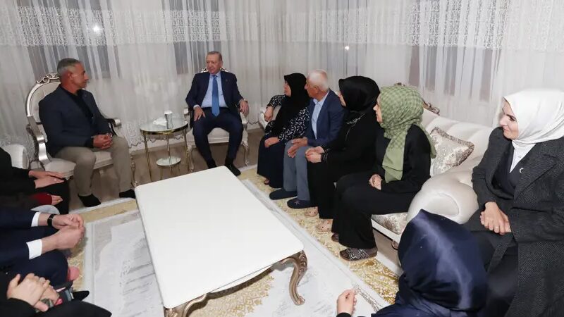 Cumhurbaşkanı Erdoğan’dan depremzede aileye ziyaret Cumhurbaşkanı Erdoğan’dan depremzede aileye ziyaret