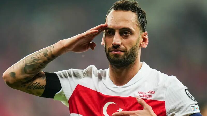 A Milli Takım Kaptanı Hakan Çalhanoğlu, Bülent Korkmaz'ı yakaladı.