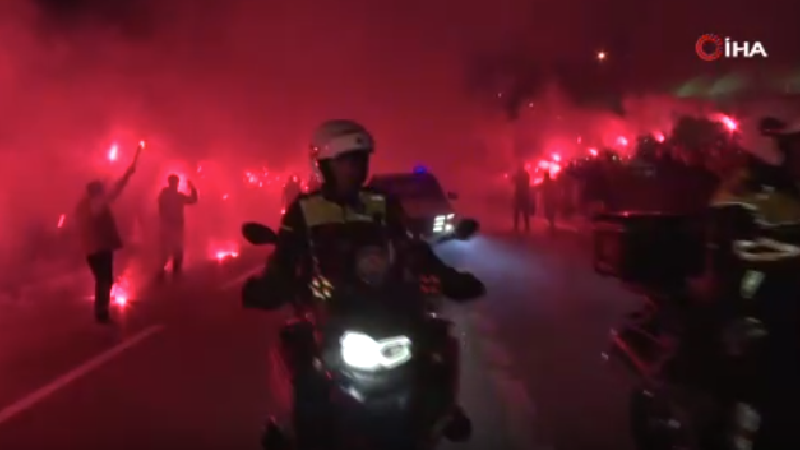 Milliler meşaleler eşliğinde stada girdi Milliler meşaleler eşliğinde stada girdi