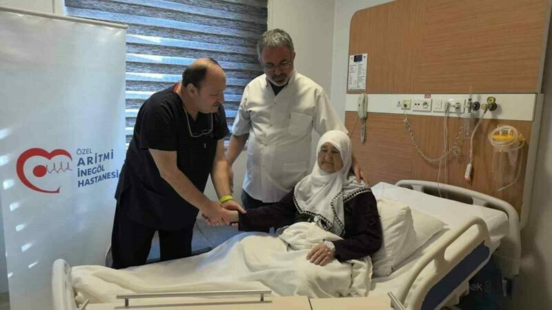 Yer: Bursa… Doktorlar gözlerine inanamadı Bursa’nın İnegöl ilçesinde yaşayan 77 yaşındaki kadının safra kesesinden 213