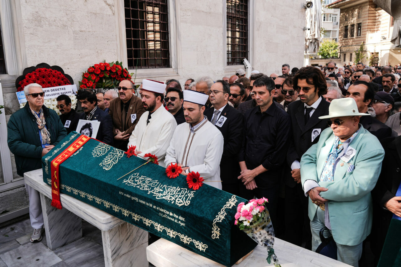 Yeşilçam’ın usta oyuncusu Engin Çağlar son yolcuğuna uğurlandı Yeşilçam’ın usta oyuncusu Engin Çağlar son yolcuğuna uğurlandı