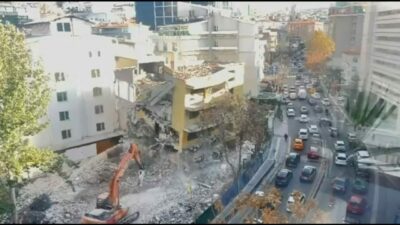 Yıkım sırasında bina çöktü