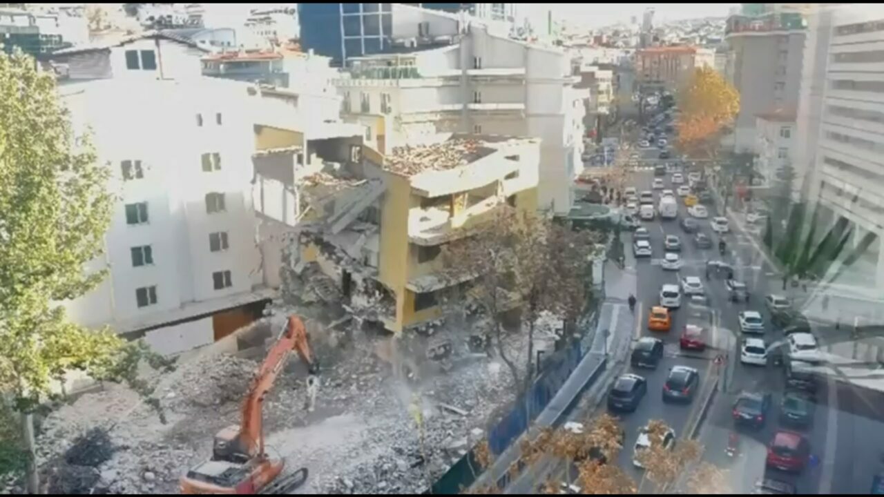 Yıkım sırasında bina çöktü