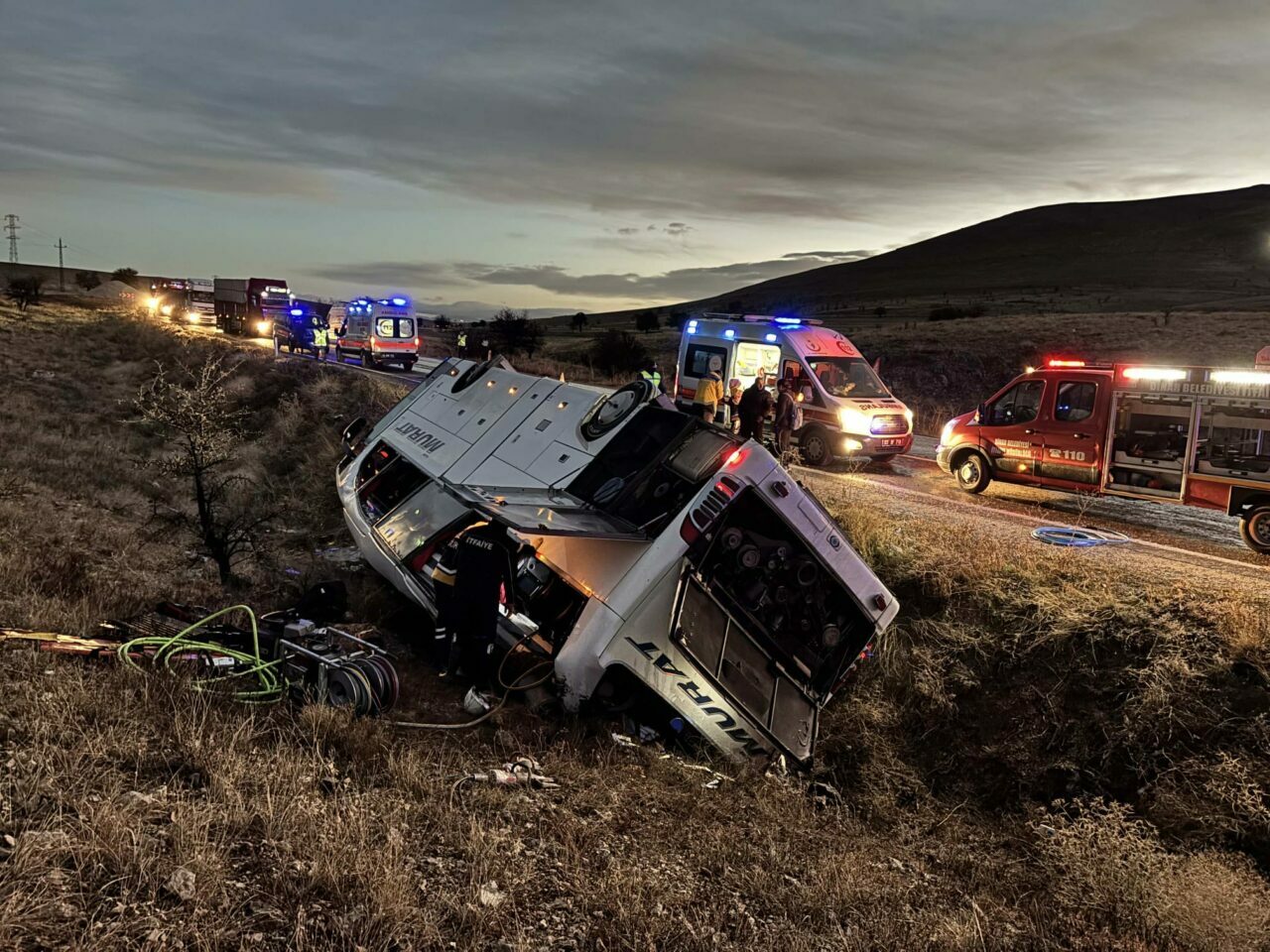 Yolcu otobüsü devrildi: 2 ölü, 21 yaralı