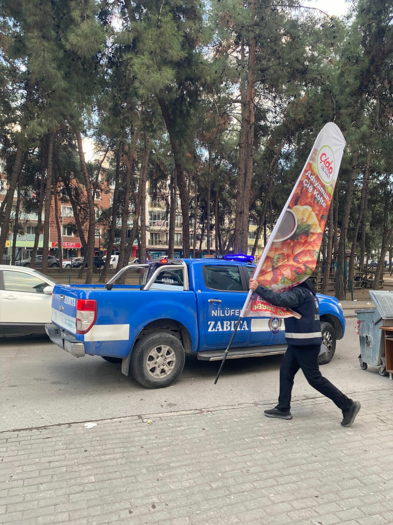 Bursa’da sokak ve caddelerin estetiğini bozan seyyar unsurlar toplatıldı