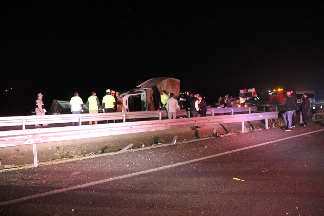 Zincirleme trafik kazası: 4 kişi öldü, 13 kişi yaralandı Zincirleme trafik kazası: 4 kişi öldü, 13 kişi yaralandı