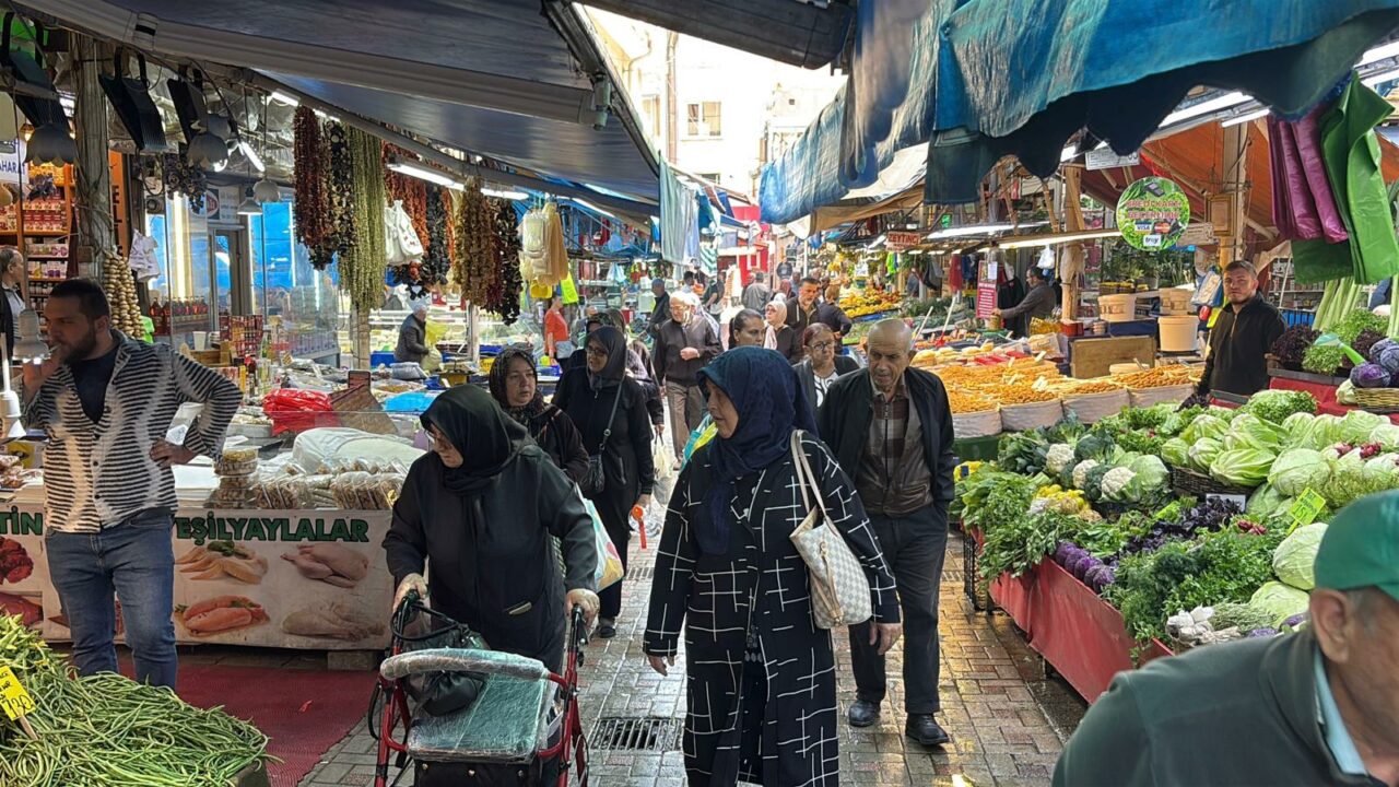 Bursa’da uzman gözüyle çarşı; ‘Asgari ücret artmadan etiketler uçtu bile’ Bursa’da uzman gözüyle çarşı; ‘Asgari ücret artmadan etiketler uçtu bile’