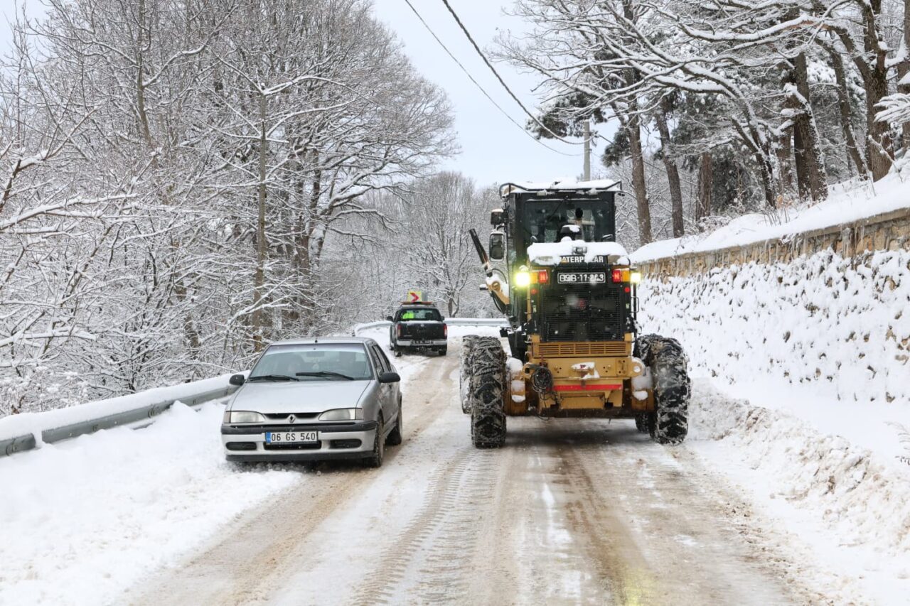 Bursa Osmangazi’de kardan kapanan yollar açılıyor