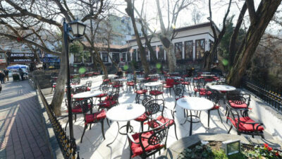 Bursa’nın tarihi mekanı pilavcı oldu Başkan Bozbey isyan etti; ‘Biz talibiz’