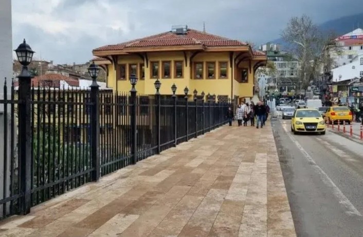 Bursa’da yenilenen Setbaşı Köprüsü’nün yaya yolunu beğendiniz mi? Bursa’da yenilenen Setbaşı Köprüsü’nün yaya yolunu beğendiniz mi?