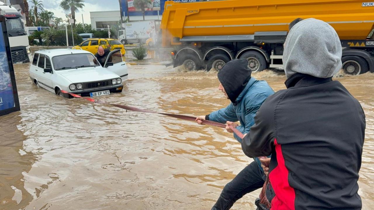 Sağanak ve fırtına turizm merkezini vurdu!