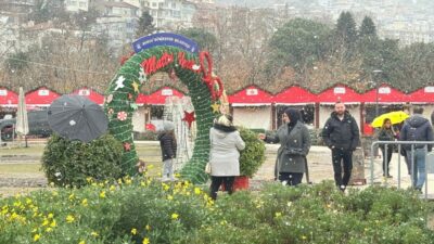Bursa’nın Yeni Yıl Meydanı kar yağışı altında misafirlerini bekliyor