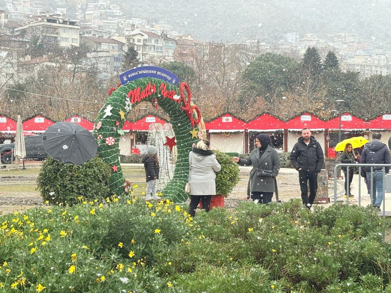 Bursa’nın Yeni Yıl Meydanı kar yağışı altında misafirlerini bekliyor