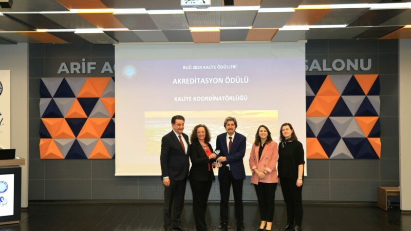 Bursa Uludağ Üniversitesi’nin kalite ödülleri sahiplerini buldu Bursa Uludağ Üniversitesi (BUÜ) bünyesinde 2024 yılı boyunca yürütülen kalite