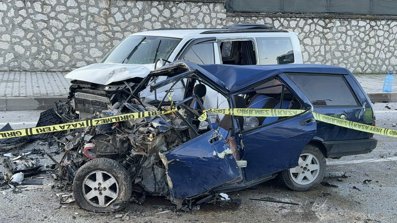 3 aracın karıştığı kazada 2 ölü 3 aracın karıştığı kazada 2 ölü