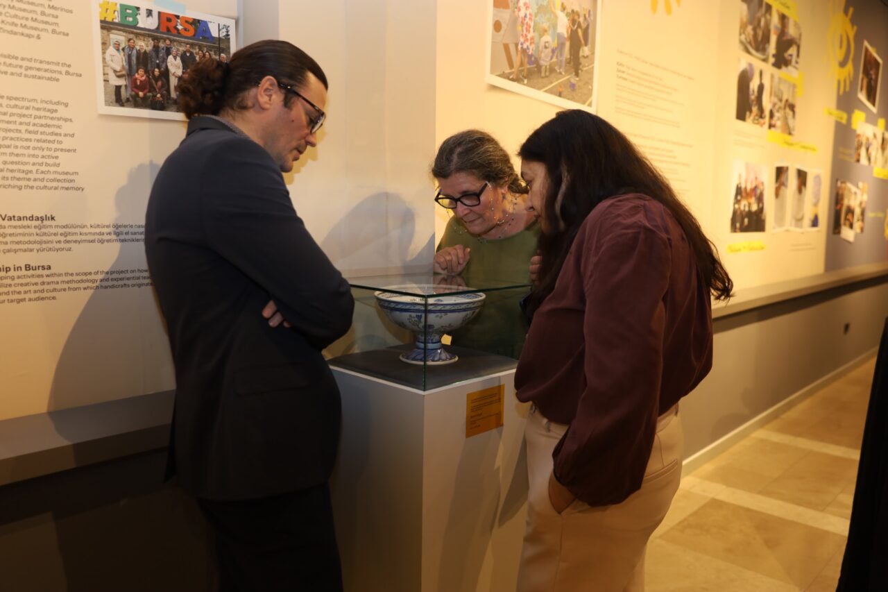 Bursa’da göçmenlerin yolculuğu ‘Kimlik’le sergilendi Bursa’da göçmenlerin yolculuğu ‘Kimlik’le sergilendi