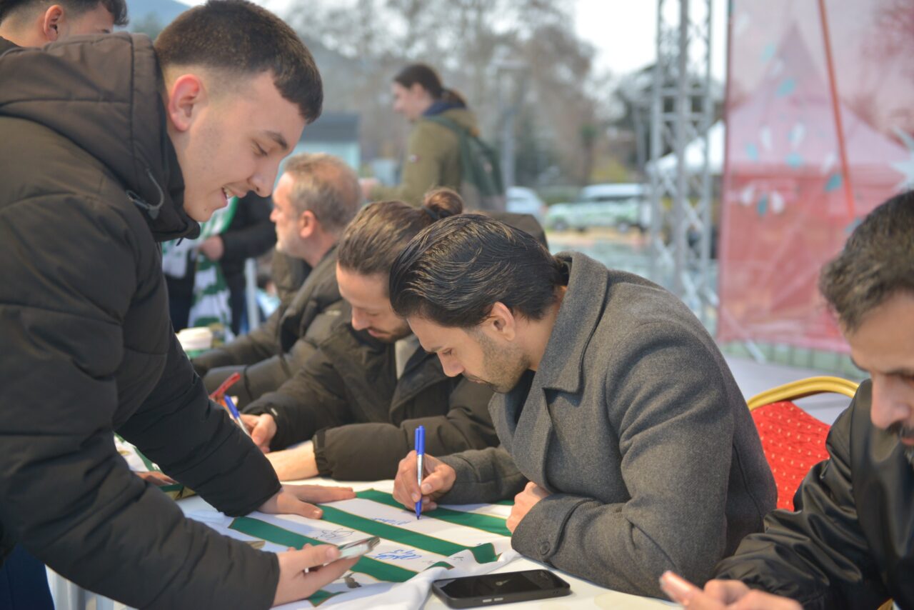 Bursaspor, taraftarıyla buluştu! İşte Yeni Yıl Meydanı’ndan renkli görüntüler…