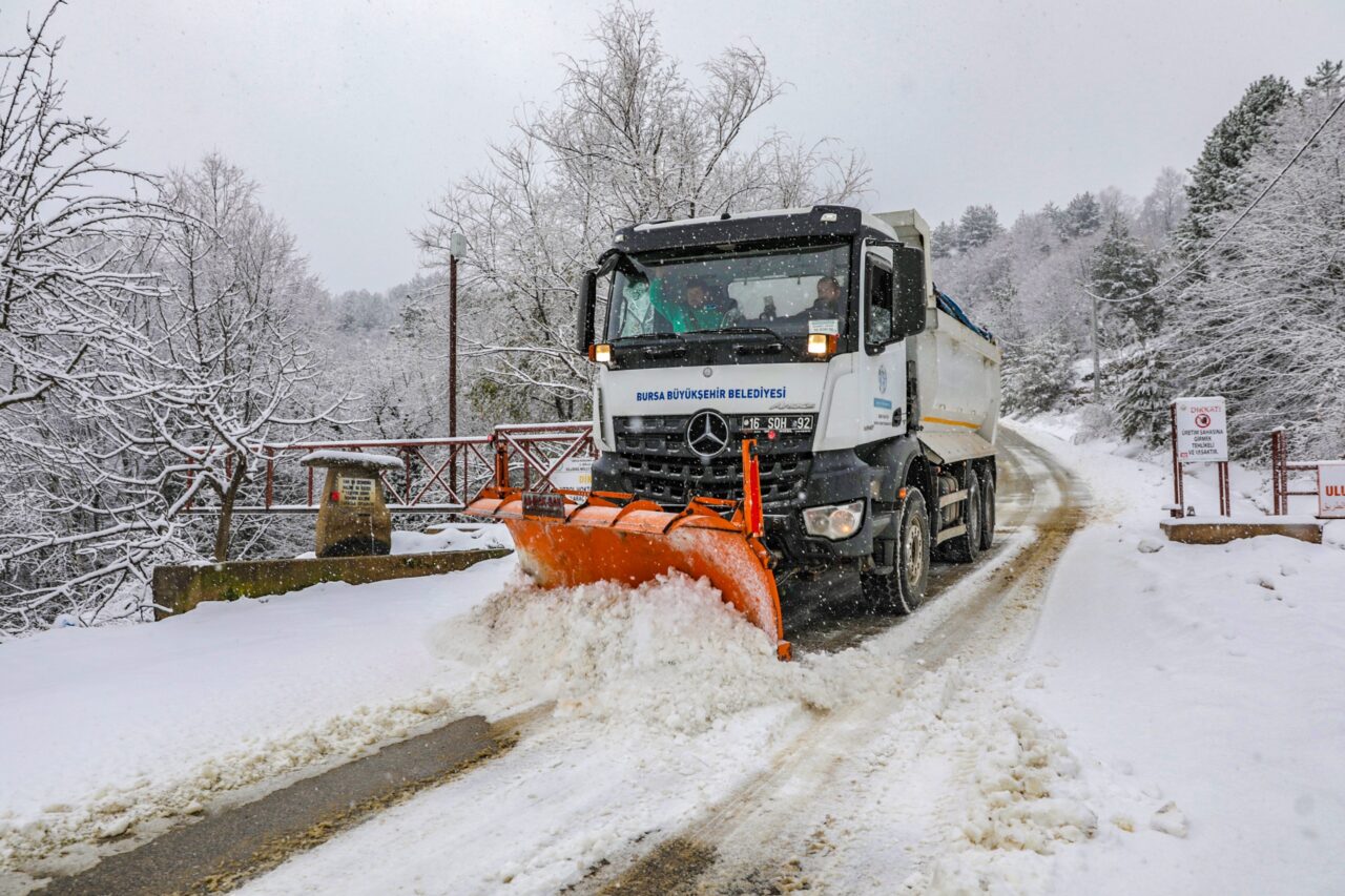 Bursa Büyükşehir’den yeni yıl öncesi karla mücadelede tam mesai