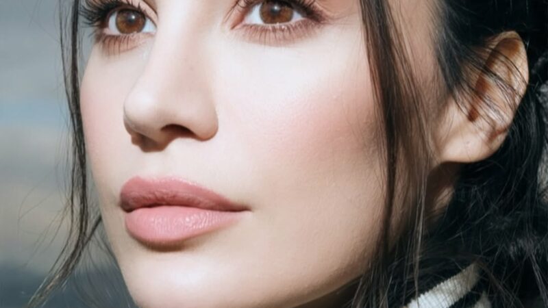 Burcu Kıratlı cesur pozlarıyla nefes kesti!